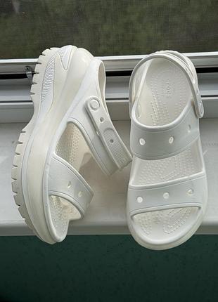 Крокс мега краш сандалі платформа бежеві crocs mega crush sandal bone