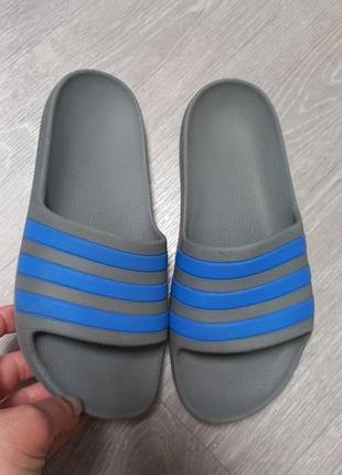 Фірмові шльопанці adidas