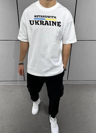 Комфортна біла чоловіча оверсайз футболка з трендовим дизайном