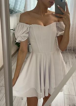 Біла сукня з корсетом