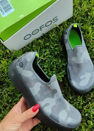 Мокасини oofos oomg eezee low мають текстильний верх із камуфляжним візерунок, ортопедичні властивості для відновлення.