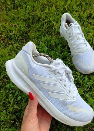 Белые кроссовки от adidas — модель runfalcon 5, которая отличается подошвой cloudfoam