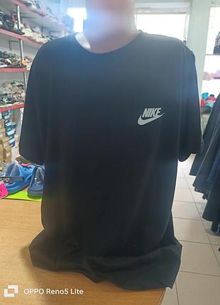 Футболка для хлопчиків в чорному кольорі з логотипом nike