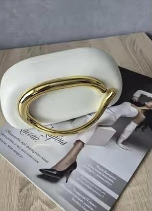 Белый клатч фирмы zara, на съемной цепочке золотого цвета.
