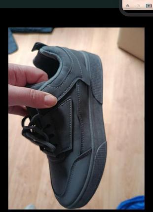 Туфли кожа adidas stan smith batman
nike черные кроссовки
белые кеды из предыдущей партии
джинсова куртка
красное платье в ромашки мужские женские 7