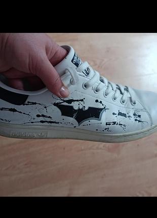 Туфли кожа adidas stan smith batman
nike черные кроссовки
белые кеды из предыдущей партии
джинсова куртка
красное платье в ромашки мужские женские 6