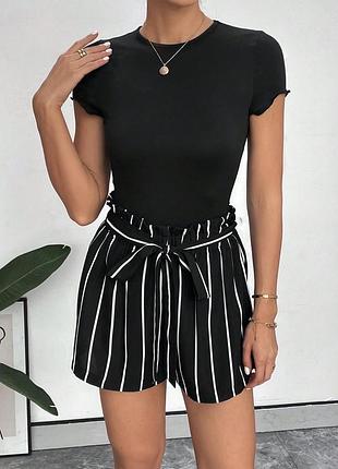 Красиві чорні шорти від pronto moda , мають вертикальні білі смужки та пояс-зав'язку