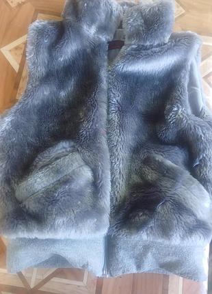 Продам жилетку мехову