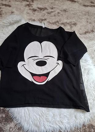 Чорна футболка з міккі маусом є частиною колаборації disney x bershka і має легку, трохи прозору тканину.