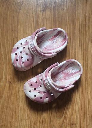 Детские летние босоножки сандалии аквашузы сабо кроксы crocs classic marbled kids clog