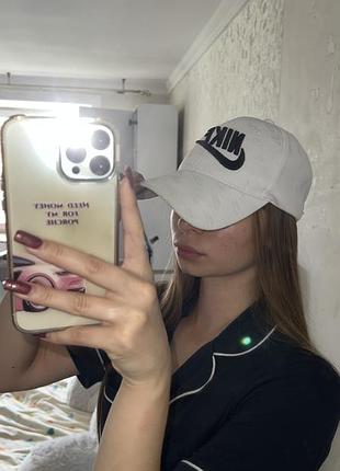 Біла кепка nike з логотипом