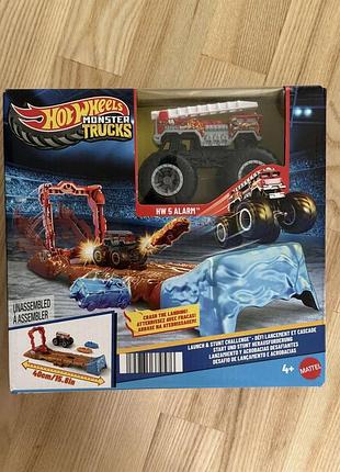 Трек hot wheels monster trucks hw 5 alarm – launch & stunt challenge. оригінал
