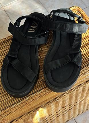 Чорні сандалії zara, розмір 39