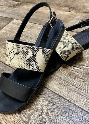 Продам босоножки/ шлепки