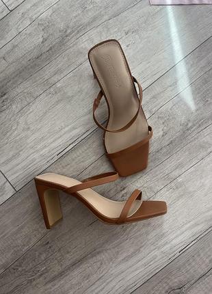 Босоніжки шльопки на підборі the drop women's avery toffee