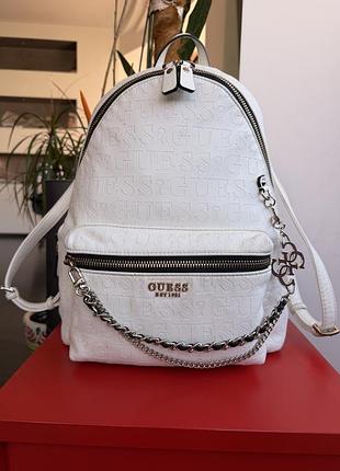 Рюкзак guess- женский,фирменный,водоотталкивающий,белый,с тиснением логотипа и декоративной подвеской