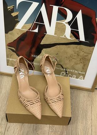 Денские бежевые босоножки на каблуке zara с плетеным эффектом