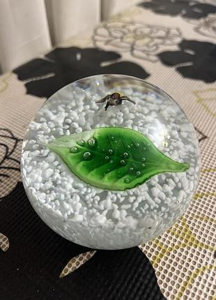 Декоративний прес-пап'є (paperweight) з художнього скла, що часто відносять до епохи модернізму (mcm).