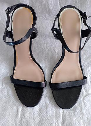 Босоніжки zara