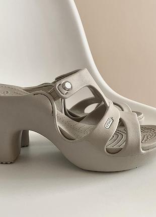 Крокси жіночі р.39 (w8) босоніжки crocs cyprus v на підборах танкетці сірі оригінал