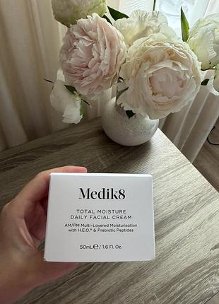 Зволожувальний та відновлювальний крем medik8 total moisture daily facial cream