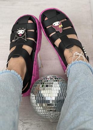 Крокси жіночі crocs hello kitty® and friends my melody™ and kuromi™ stomp sandal 39 та 40-41