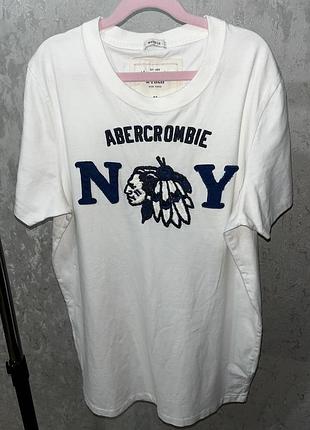 Оригінальна футболка abercrombie & fitch ny / біла чоловіча футболка аберкромбі з нашивкою