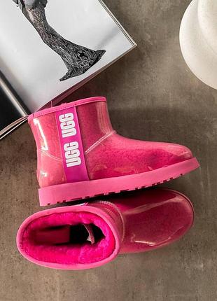 Жіночі зимові рожеві угги ugg classic clear mini pink, лаковані прозорі черевики на хутрі,взуття на овчині класік