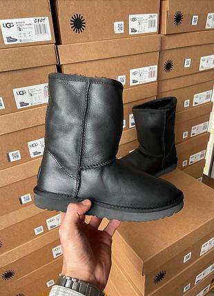 Унісекс угги ugg classic short ii black leather, чорні шкіряні черевики на овчині на зиму для жінок класік