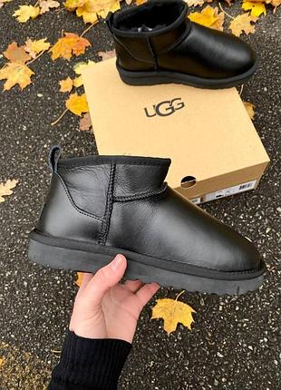 Унісекс угги ugg ultra mini black, чорні шкіряні зимові черевики на овчині, жіноче взуття на хутрі ультра міні
