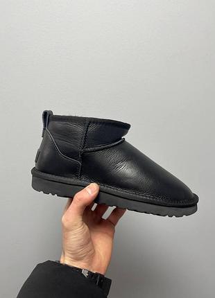 Унісекс зимові угги ugg ultra mini black leather, чорні шкіряні черевики на овчині, жіноче взуття на хутрі ультра міні