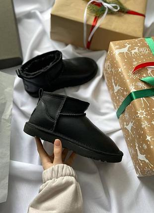 Унісекс зимові угги ugg ultra mini black leather, чорні шкіряні черевики на овчині зима, жіноче взуття на хутрі ультра міні