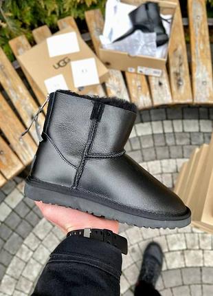 Женские зимние черные угги ugg classic mini ii zip boot, кожаные ботинки на замочке, обувь на овчине мех мини 40