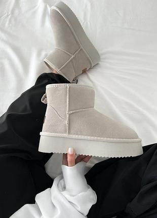 Женские светлые замшевые угги ugg mini platform, зимняя обувь на платформе, ботинки платформ на меху овчина уг 39