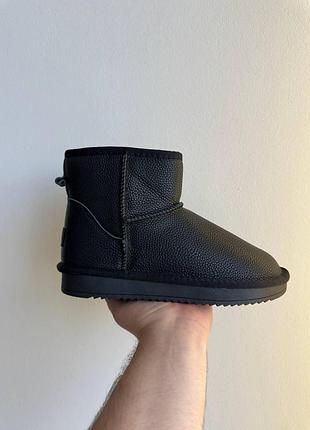 Жіночі чорні зимові угги ugg classic mini, шкіряні черевики на хутрі овчина, чорне лого угги класік міні шкіра
