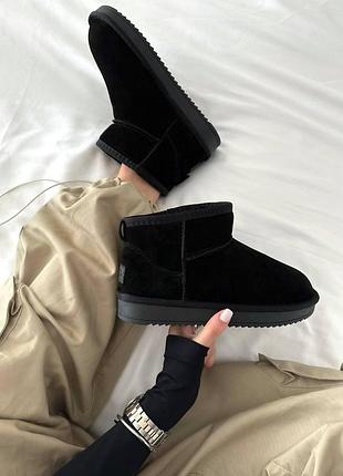 Жіночі зимові угги ugg ultra mini black suede, натуральні чорні черевики, замшеве взуття на зиму угги на овчині