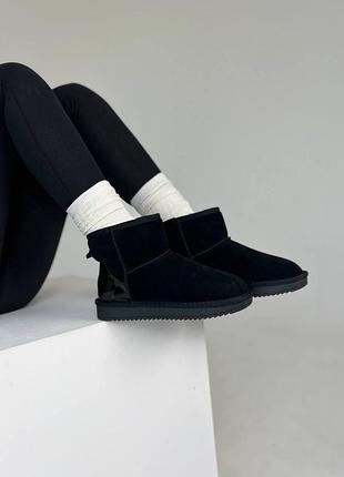 Жіночі зимові угги ugg classic mini, лакована пятка жіночі черевики, замшеве високе взуття на зиму угги класік міні