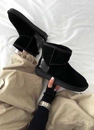 Жіночі зимові угги ugg classic mini black lacquer, замшеві жіночі черевики, лакована пятка взуття на зиму угги класік міні