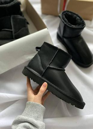 Жіночі чорні угги ugg classic mini leather, натуральні шкіряні черевики на овчині на зиму, теплі угги класік