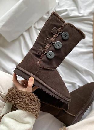 Женские зимние угги на овчине, ugg bailey button triplet ii brown, замшевые коричневые ботинки с пуговицами 39