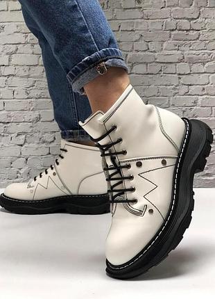 Зимние белые женские ботинки mcqueen black white fur, лакированная кожаная обувь с мехом на шнуровке, маквин 38