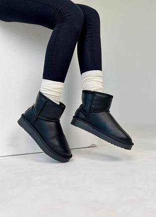 Жіночі чорні зимові угги ugg classic mini, шкіряні черевики на хутрі овчина, чорне лого угги класік міні для жінок