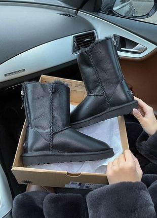 Женские черные зимние угги ugg classic short ii zip black, кожаные ботинки на замке, обувь на овчине мех мини