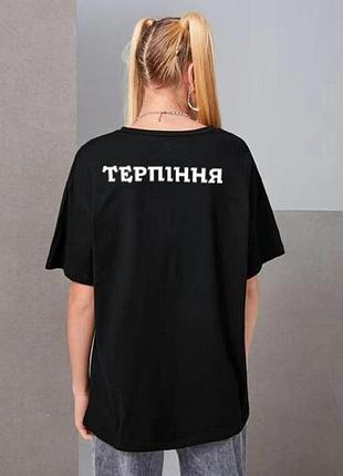 Жіноча чорна модна оверсайз футболка з трендовим принтом