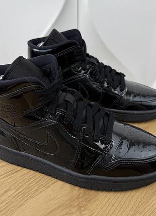 Оригінальні кросівки nike air jordan 1 mid se