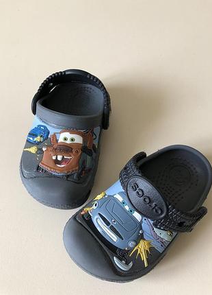 Crocs макквин кроксы с тачками сырник метр док хадсон клоги крокс шлепанцы тачки