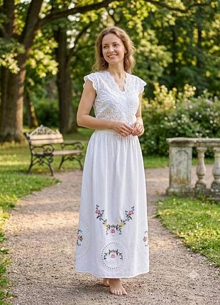 Довга спідниця з вишивкою