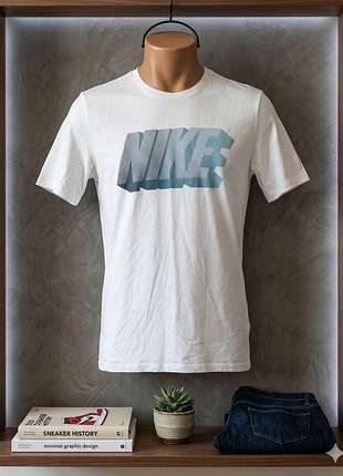 Футболка nike the nike tee l — біла з великим синім лого