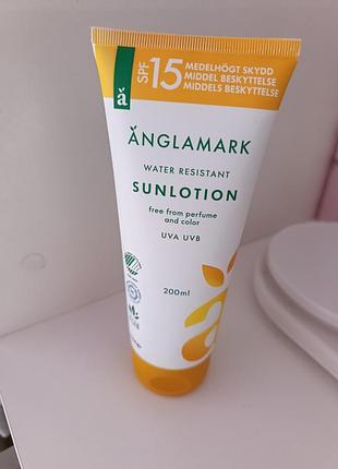 Это солнцезащитный лосьон änglamark с spf 15. водостойкий
для чувствительной кожи