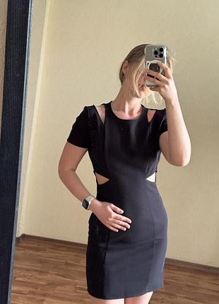 Чорна сукня з вирізами та відкритою спиною